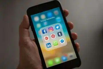 cellulare con icone social