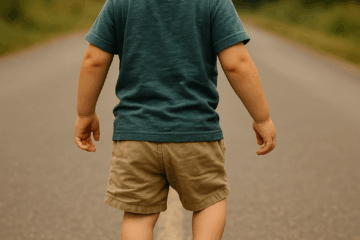 Bambino con scarpe da adulto